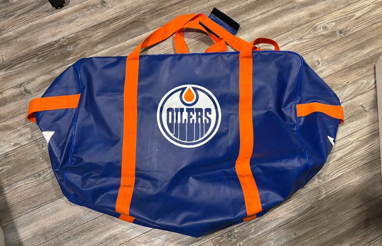 Edmonton Oilers team issued hockey bag. Like new