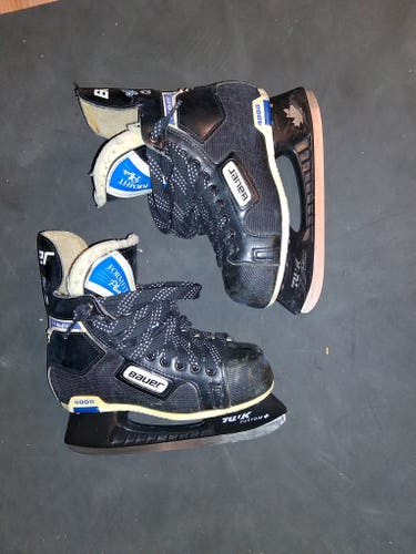 Bauer Supreme 4000 Hockey Skates Size 5 (Used)