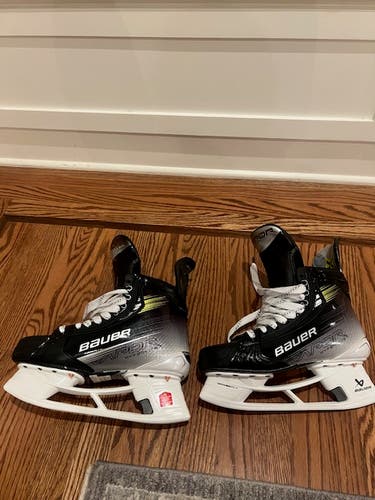 2024 Bauer Vapor Hyperlite 2 Hockey Skates 9.5 (New)