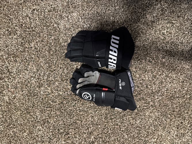Warrior rise hockey gloves