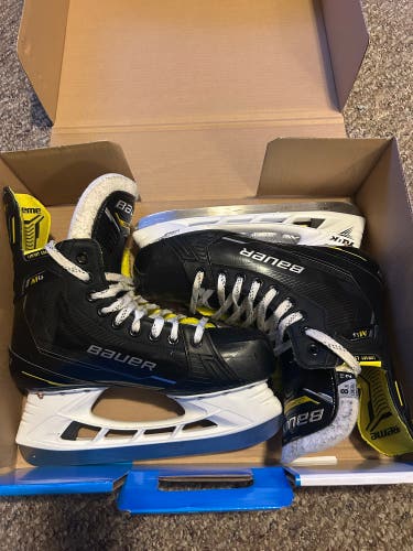 2023 Bauer Supreme M4 Hockey Skates Regular Width 8.5 (Used)