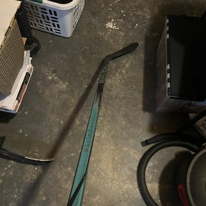 Senior Bauer Vapor Hyperlite Right Handed Hockey Stick P28 65 Flex Pro Stock (Used)