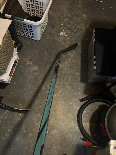 Senior Bauer Vapor Hyperlite Right Handed Hockey Stick P28 65 Flex Pro Stock (Used)