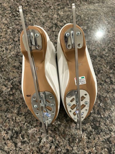 Risport Figure Skates B Adult 7.5 (New)