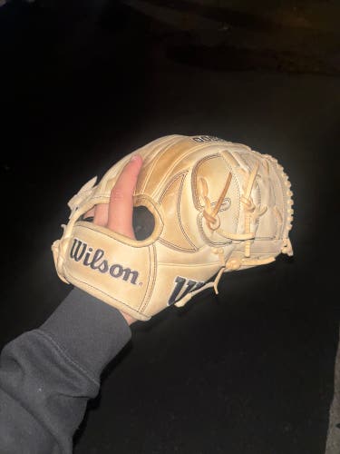 Wilson A2000 RH Pitcher's Baseball Glove 12" (Used)