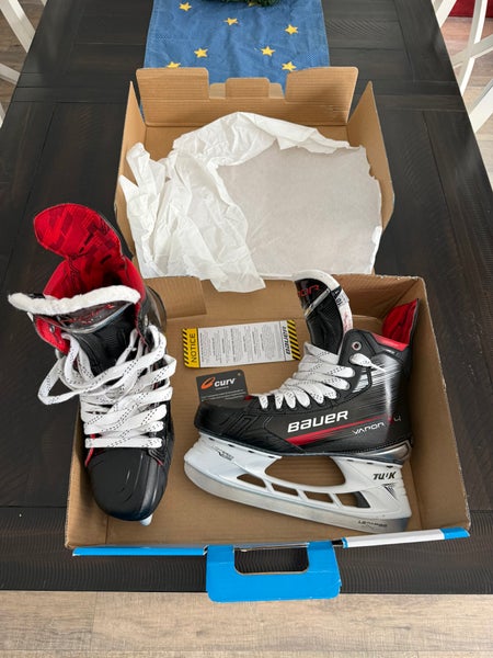2023 Bauer Vapor X4 Hockey Skates 10 (Hardly Used)
