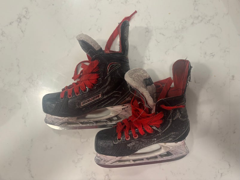 Bauer Vapor X700 Hockey Skates Regular Width Size 4 (Used)