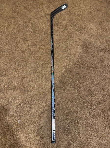 Intermediate Bauer Twitch Right Handed Hockey Stick P28 65 Flex (New)