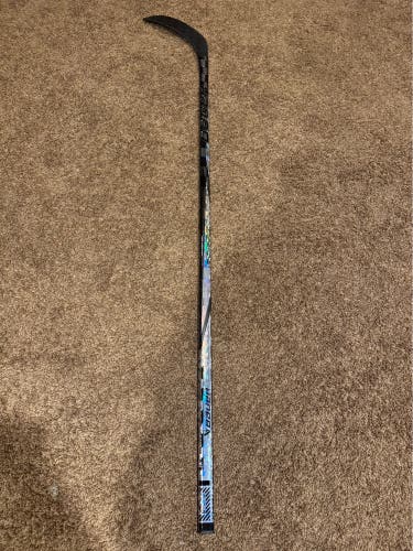 Intermediate Bauer Twitch Right Handed Hockey Stick P28 65 Flex (New)