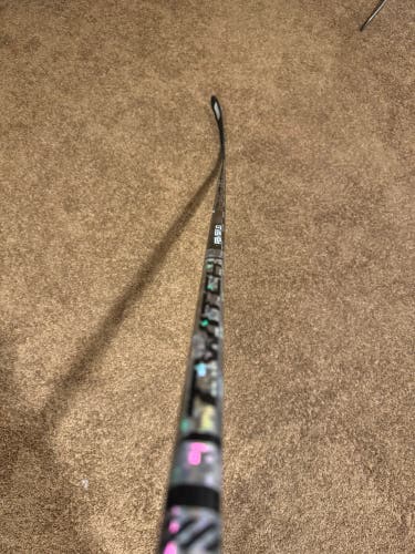 Intermediate Bauer Twitch Right Handed Hockey Stick P28 65 Flex (New)