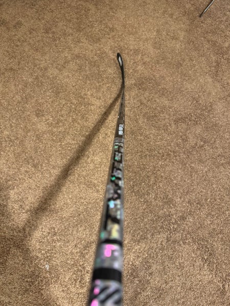 Intermediate Bauer Twitch Right Handed Hockey Stick P28 65 Flex (New)