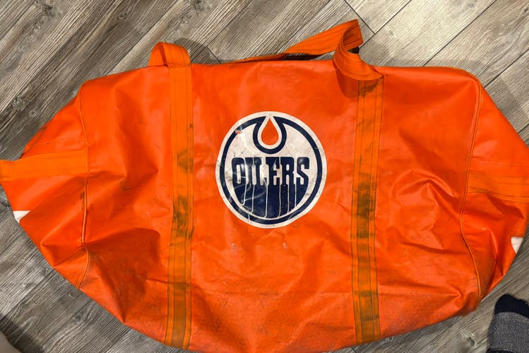 Edmonton Oilers team issued hockey bag. Like new