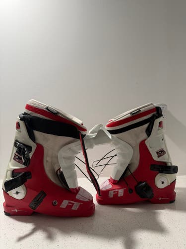 5: 301 mm Full Tilt Tom Wallisch Pro or Hot Dogger ski boots