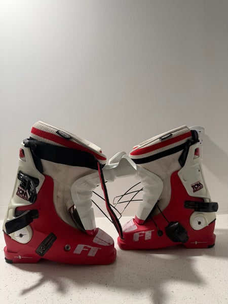 5: 301 mm Full Tilt Tom Wallisch Pro or Hot Dogger ski boots