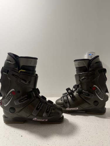 Mondo 30 & up Nordica Dobermann Ski Boots (Used)