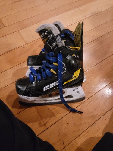 2022 Bauer Supreme M4 Hockey Skates Regular Width Size 4.5 (Used)
