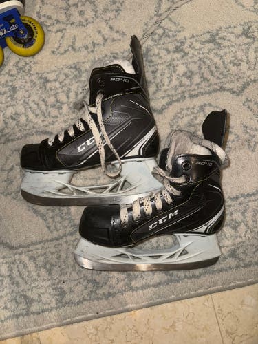 CCM Tacks 9040 Hockey Skates Regular Width Size 1 (Used)