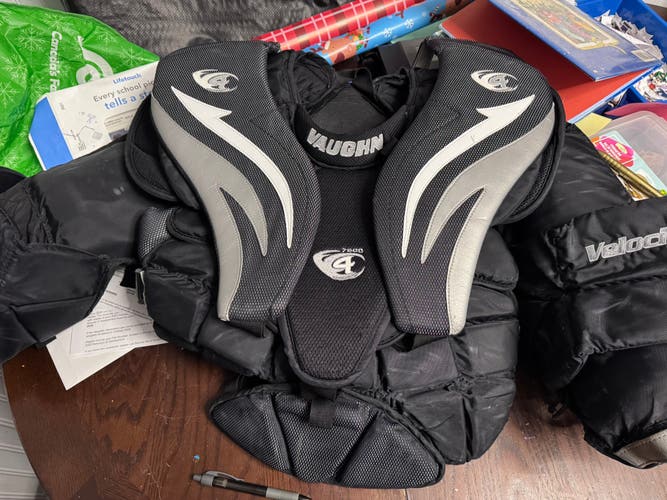 XL Vaughn V4 7600 Goalie Chest Protector (Used)
