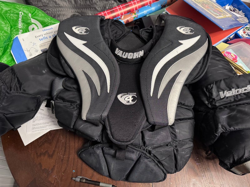 XL Vaughn V4 7600 Goalie Chest Protector (Used)