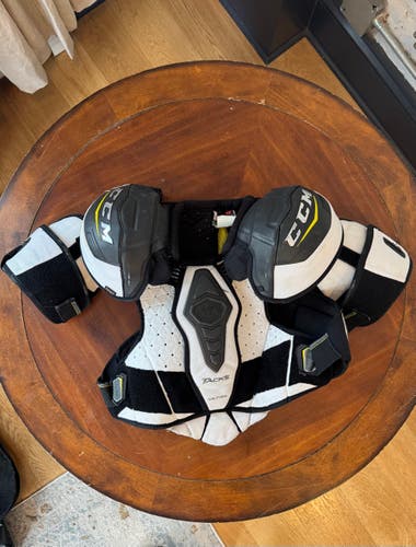 Men's Large Senior CCM Tacks Shoulder Pads (Used)