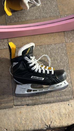 Bauer Supreme S150 Hockey Skates Regular Width Size 5 (Used)