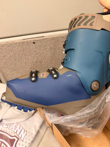 Brand New 2026 Mindbender Ski Boots 27.5