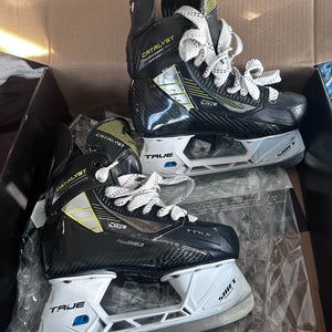 2022 True Catalyst 9 Hockey Skates Regular Width Size 2.5 junior (Used)