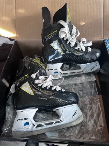 2022 True Catalyst 9 Hockey Skates Regular Width Size 2.5 junior (Used)