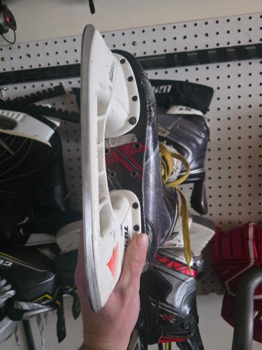 Bauer Vapor APX2 Hockey Skates Regular Width 11 (Used)