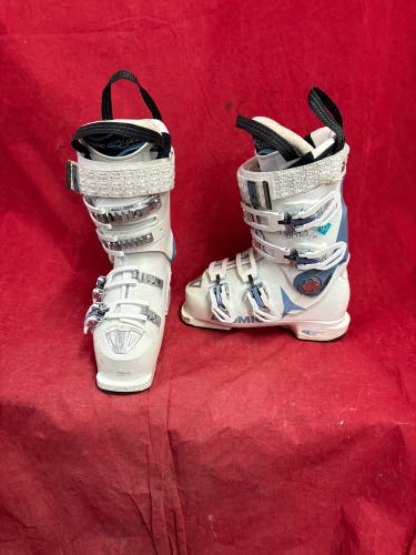 Ski Boots: Mondo 22 & 22.5 Women's Atomic Ski Boots (Used)