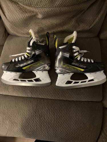 2023 Bauer Vapor X4 Hockey Skates Regular Width Size 2.5 (Used)