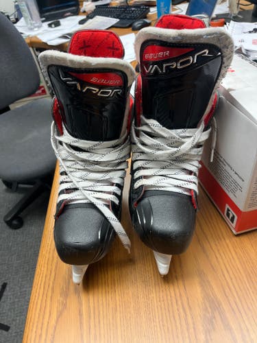 Bauer Vapor 3.7X Hockey Skates Regular Width Size 6.5 (Used)