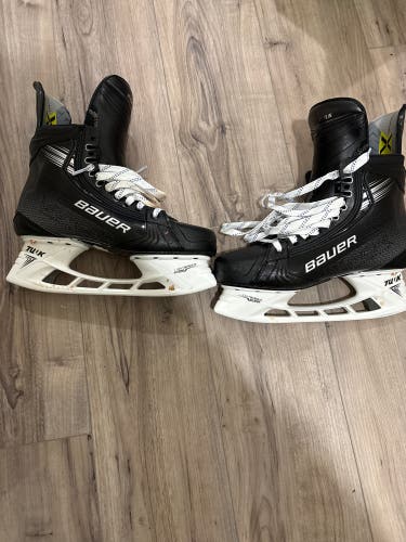 Custom all black Bauer Vapor Hockey Skates Regular Width 9.5 (New)