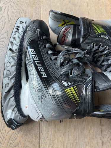 2023 Bauer Vapor Hyperlite 2 Hockey Skates 9.5 (Used)
