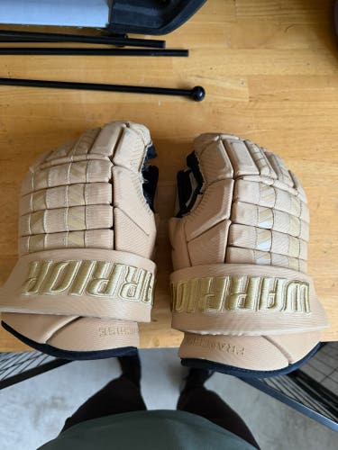 Warrior Franchise Gloves 15" (Used)