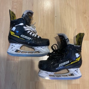 Intermediate Bauer Supreme Ignite Pro Hockey Skates Size 5.5 | Regular Width (Used)