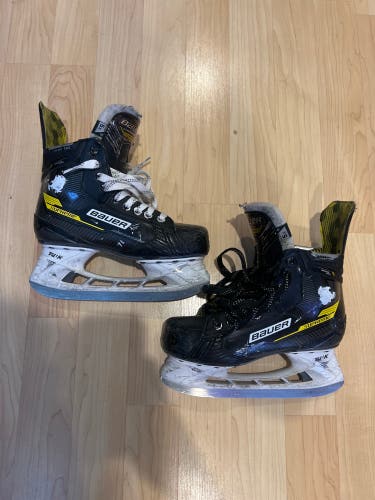 Intermediate Bauer Supreme Ignite Pro Hockey Skates Size 5.5 | Regular Width (Used)
