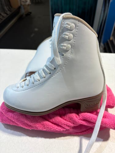 Jackson Ultima Mystique Figure Skates C Junior 2 (Used)