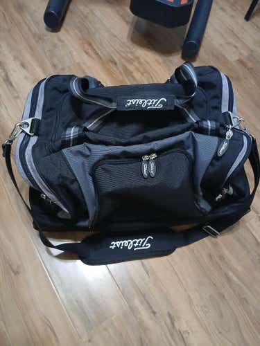 Unisex Titleist Travel Carry/Roller Bag Like New Condition!
