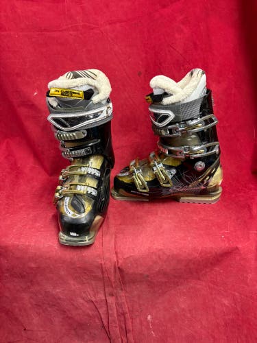 Ski Boots: Mondo 24 & 24.5 Women's Salomon Ski Boots (Used)