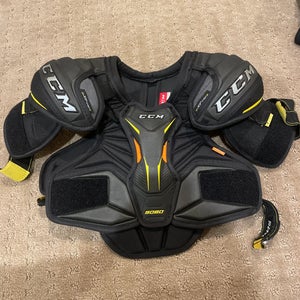 Men's Small Youth CCM Shoulder Pads (Used)