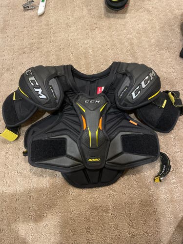 Men's Small Youth CCM Shoulder Pads (Used)