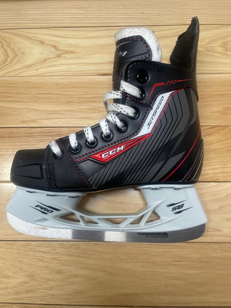2015 CCM JetSpeed 250 Hockey Skates Regular Width Size 1 (Used)