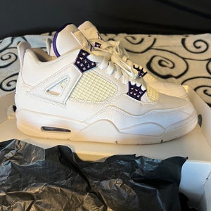 Like new—Jordan 4 purple metallic men 8.5
