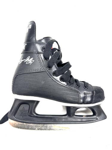 Used CCM CHAMPION 90 Junior Hockey Skate Junior 01 11860-S000302177