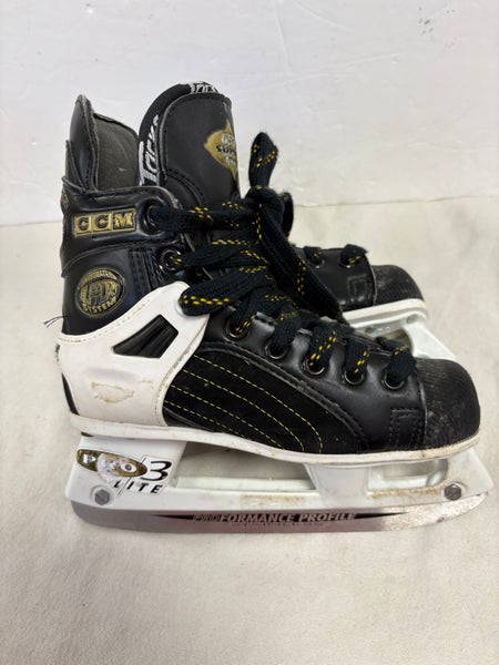 CCM Super Tacks 652 Hockey Skates Regular Width Size 1 (Used)