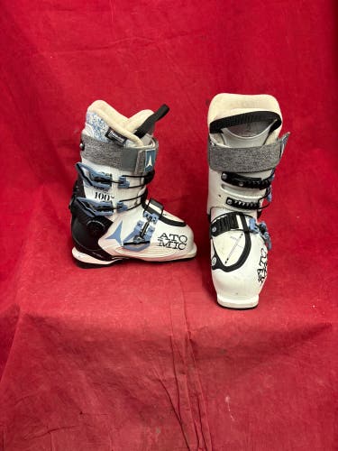 Ski Boots: Mondo 22 & 22.5 Women's Atomic Ski Boots (Used)
