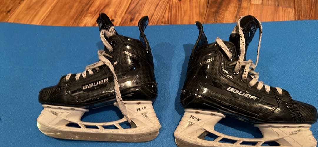 2022 Bauer Supreme Mach Hockey Skates Size 4.5 (Used)