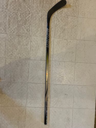 Intermediate Bauer Vapor Hyperlite 2 Right Handed Hockey Stick P92 65 Flex (New)