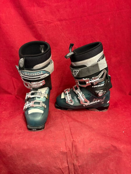 Ski Boots: Mondo 22 & 22.5 Tecnica Ski Boots (Used)